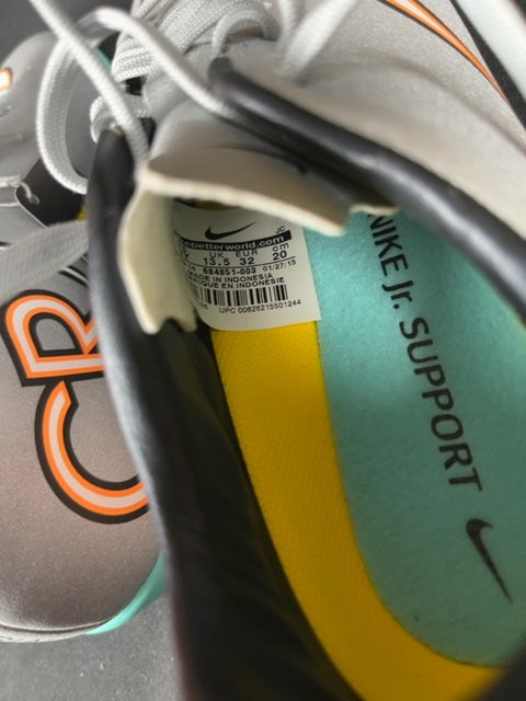 Chaussures de football Nike Gris - 32 Réf: C077