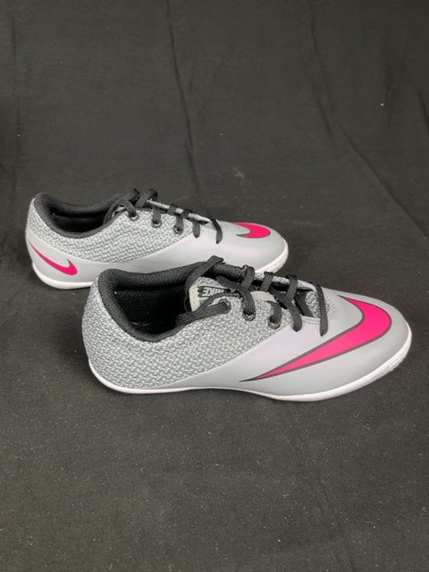 Chaussures de football Nike Gris - 33 Réf: C072