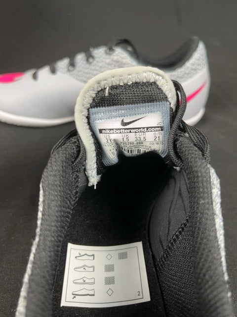 Chaussures de football Nike Gris - 33 Réf: C072